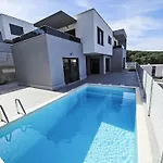 Aloa I By Interhome *